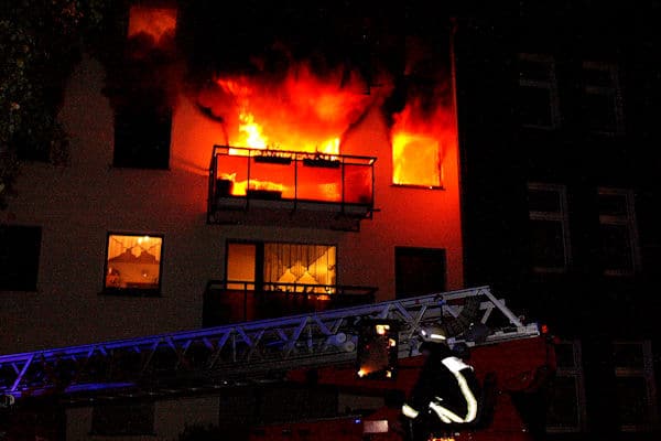 Feuer zerstört Wohnung in Bochum: Foto: Bernd Pudenz