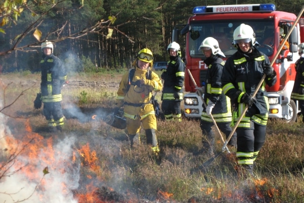 Praktische Ausbildung mit echtem Feuer. Auf dem Truppenübungsplatz Scheuen schult ein Ausbilderteam von @fire kommunale Feuerwehren in der Vegetationsbrandbekämpfung. (Foto: @fire) Praktische Ausbildung mit echtem Feuer. Auf dem Truppenübungsplatz Scheuen schult ein Ausbilderteam von @fire kommunale Feuerwehren in der Vegetationsbrandbekämpfung. (Foto: @fire)