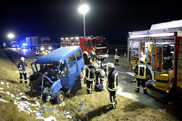 Sprinter gegen Böschung geprallt. Foto: 7aktuell/Oskar Eyb