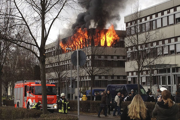 Brand in der Uni Stuttgart: In der Bibliothek ist ein Großfeuer ausgebrochen. Foto: 7aktuell.de