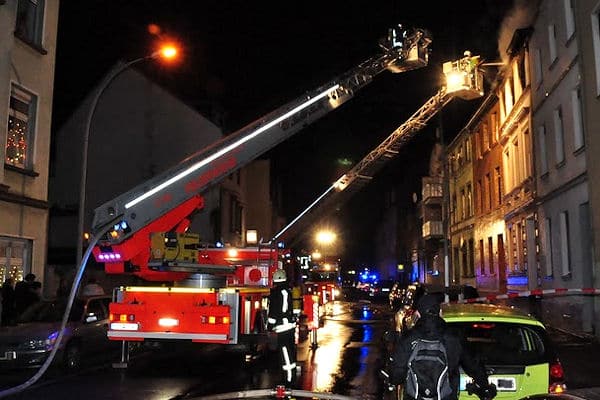 Dachstuhlbrand in Mönchengladbach. Foto: Theo Titz