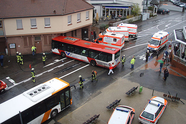 Busunfall in Weinheim: Ein Linienbus ist gegen einen Pkw und ein Haus geprallt. Foto: Mittelbach/Feuerwehr