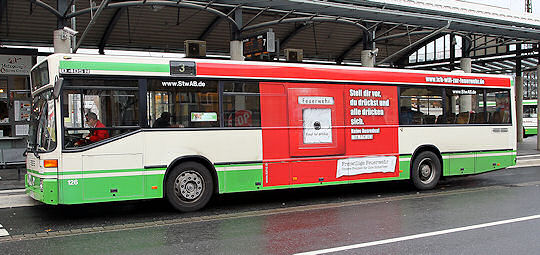 Dieser Linienbus wirbt in Aschaffenburg für neue Feuerwehrmitglieder. Foto: Ralf Hettler