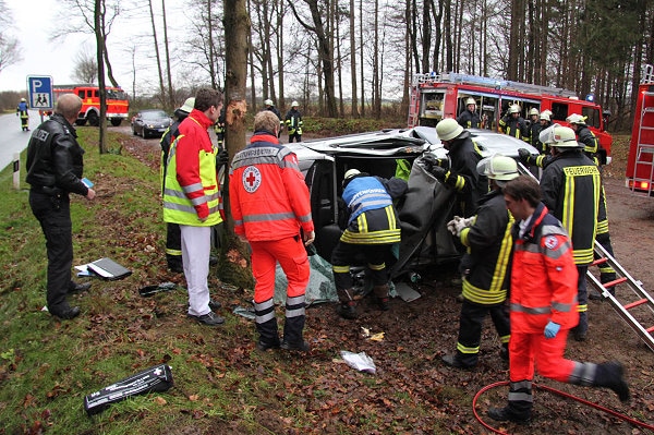 Schwerer Unfall bei Worth: Ein Autofahrer ist eingeklemmt, nachdem sein Fahrzeug mit dem Dach voran gegen einen Baum geprallt ist. Foto: Timo Jann