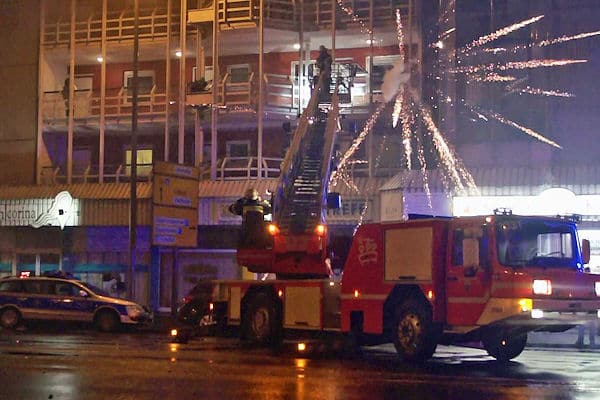 Feuerwehrleute werden in Siegen mit Feuerwerkskörpern angegriffen: Die Einsatzkräfte sollen einen nach einer Messerstecherei lebensgefährlich Verletzten Mann über eine Drehleiter retten. Der Mann stirbt am Folgetag im Krankenhaus. Foto: Joachim Horn