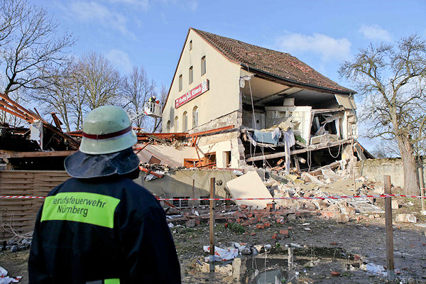 Explosion in Nürnberg: Ein Feuerwehrmann begutachtet die Trümmer eines eingestürzten Gebäudes. Foto: News5
