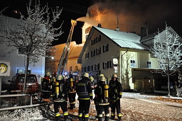 Der Kirchturm in Wald (BW) steht in Vollbrand. Vermutliche Brandursache: ein Blitzschlag. Foto: Alltime Media