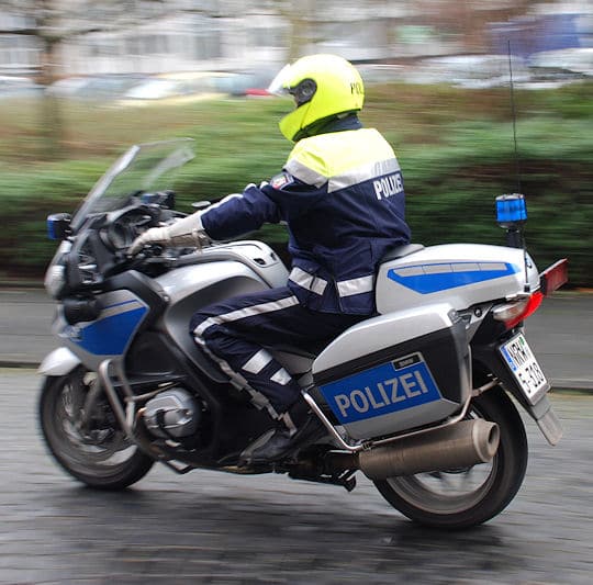 Im Test: Neue Einsatzbekleidung für die Motorradpolizei in NRW. Foto: Polizei