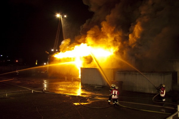 Die Disco Capitol in Oyten steht in Vollbrand. Foto: KFV/Buhrke