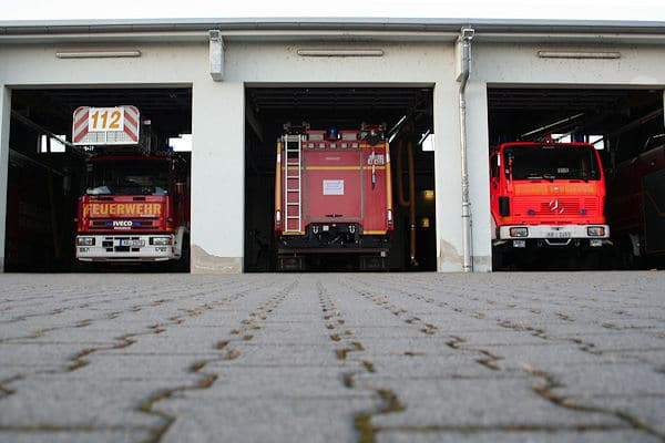 Nicht mehr einsatzbereit: Die Feuerwehr Kahl am Main hat ihr HLF 20/16 von BAI umgedreht in die Fahrzeughalle gestellt. Foto: Feuerwehr Kahl