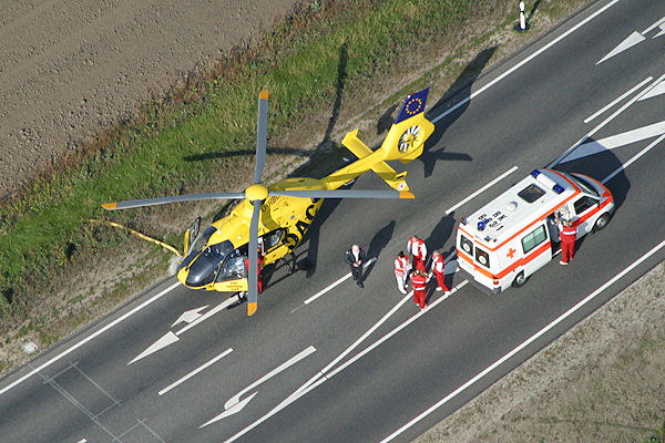 Einsatz eines ADAC-Rettungshubschraubers: Im Jahr 2011 waren die gelben Maschinen mehr als 47.000 Mal im Einsatz. Foto: ADAC