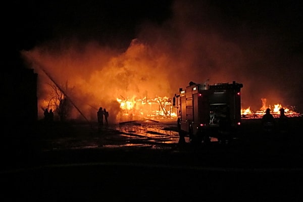In der Nacht von Mittwoch auf Donnerstag brannten drei Hallen eines leerstehenden Baumarktes in Dorfmark nieder. Vier angrenzende Hallen konnten die Kräfte halten. Foto: Feuerwehr Dorfmark/Schulenburg