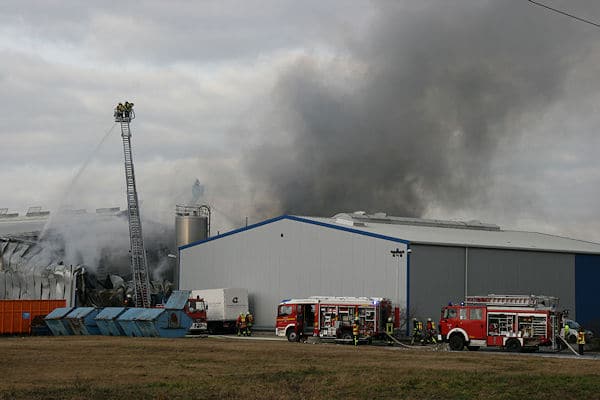 Brand in Kronau: Im Gewerbegebiet Heidig brennt ein kunstoffverarbeitender Betrieb. Foto: Reiff/Feuerwehr