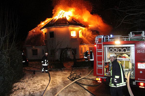 Großfeuer in Gülzow: Ein Einfamilienhaus steht in Vollbrand. Foto: Timo Jann