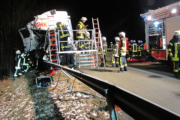 Unfall auf der A 27 bei Verden: Feuerwehrleute befreien einen eingeschlossenen Fahrer. Foto: ffver.de