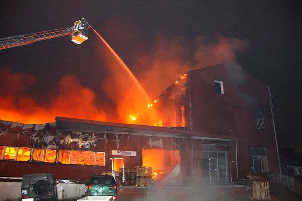 Feuer in Wuppertal: Der Großbrand zerstörte einen rund 4.000 Quadratmeter großen Lagerhallenkomplex. Foto: Ralf Kollmann