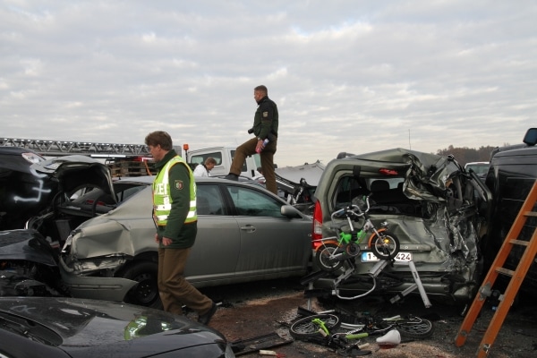 Im dichten Nebel kaommt es auf der A 31 zu einer Massenkarambolage. "Unfallakte" analysiert den Unfallhergang. (Fotos: Vox) Im dichten Nebel kaommt es auf der A 31 zu einer Massenkarambolage. "Unfallakte" analysiert den Unfallhergang. (Fotos: Vox)