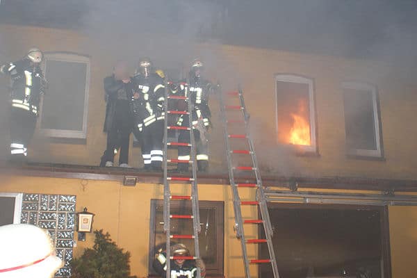 Feuer in Celle: Atemschutztrupps retten einen Mann über Steckleitern. Foto: F. Persuhn / Feuerwehr