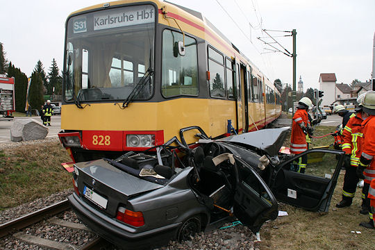 Tödlicher Unfall mit Stadtbahn in Östringen. Foto: Reiff/Feuerwehr