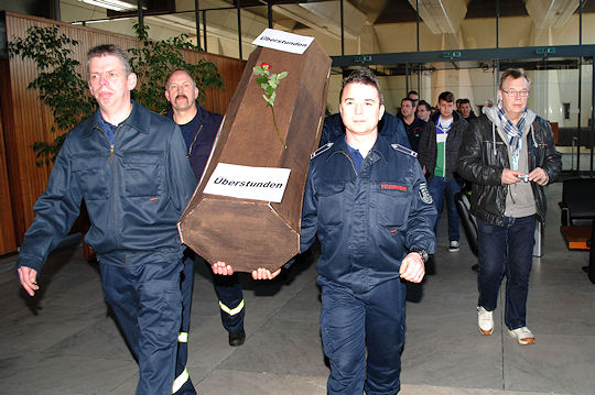 Demonstration der Feuerwehr Marl: Bei der Mahnwache werden die Überstunden symbolisch als Sarg "zu Grabe getragen". Foto: Bludau
