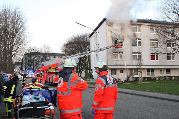 Brand in Alsdorf: Bei diesem Feuer erlitten am Dienstagmorgen zwei Menschen schwere Verletzungen. Foto: Roeger/dmp-press