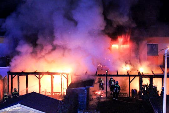 Feuer zerstört zwei Reihenhäuser in Nürnberg. Foto: News5