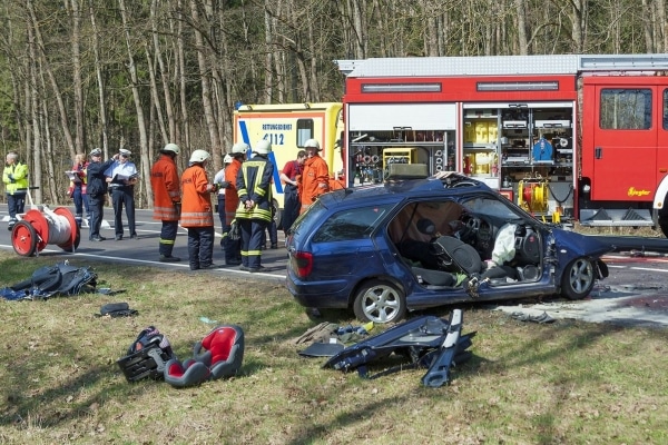 Bei einem schweren Unfall wurde eine Mutter sowie ihre fünfjährige Tochter getötet. Ihr drei Jahre alter sohn wurde lebensgefährlich verletzt. Foto: 7aktuell
