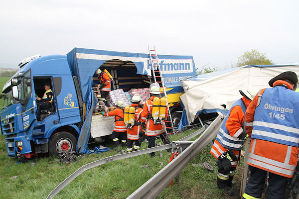 Unfall auf der A 6 bei Öhrungen: Während Feuerwehrleute unter Atemschutz die als reizend und ätzend deklarierte Ladung bergen, führt ein Polizist Ermittlungen im Fahrerhaus durch. Foto: Oliver Färber