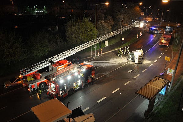 Unfall mit einer Straßenwalze in Stuttgart: Die Feuerwehr leuchtet den Unfallort auch mit Hilfe einer Drehleiter aus. Foto: Fotoagentur Stuttgart/Rosar