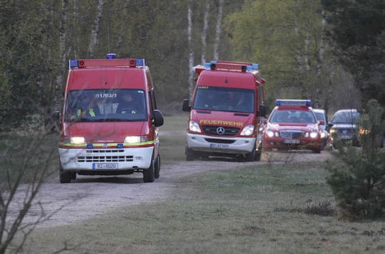 Nach der Feststellung einer erhöhten Strahlung während einer Einsatzübung, rückten nochmals Messwagen der Feuerwehr in das Gebiet "Nüssauer Heide" bei Büchen an. Foto: Timo Jann