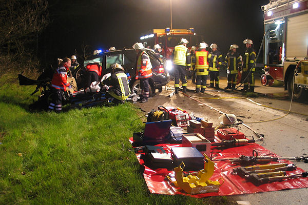Schwerer Unfall auf der A 27 bei Verden: der verunglückte Mercedes-Fahrer wird abtransportiert. Foto: Michael Klöpper