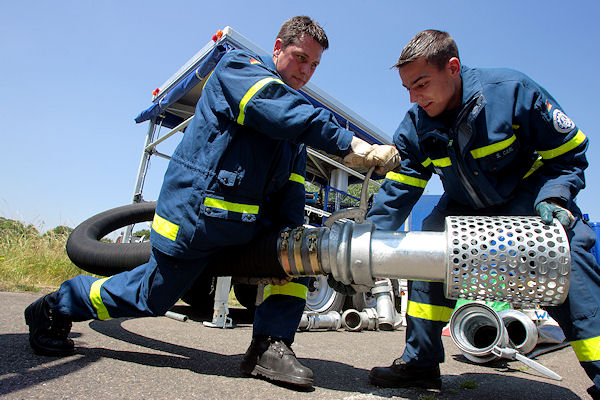 THW-Helfer bereiten eine Pumpe für ihren Einsatz vor. Im Jahr 2011 musste das Technische Hilfswerk einen deutlichen Rückgang ihrer Mitgliederzahlen hinnehmen. Foto: THW