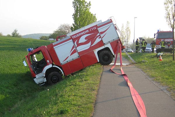 Feuerwehrfahrzeug verunglückt: ein TLF 24/50 der Feuerwehr Heilbad Heiligenstadt steht nach einem Unfall bei einer Alarmfahrt in einem Straßengraben. Foto: Robert Urbach
