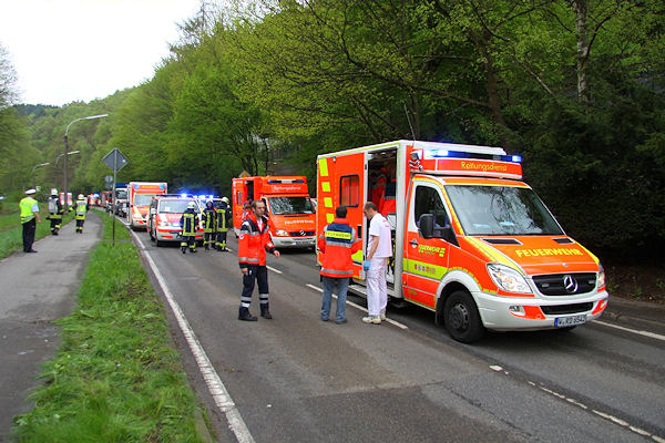 Verkehrsunfall in Wuppertal: ein Auto ist in eine Gruppe von Schülern gefahren, zwei von ihnen erlitten schwere Verletzungen. Foto: Peter Fichte
