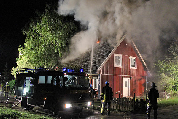 Brand in Witzeeze: Der Dachstuhl eines aus Holz errichteten Wohnhauses steht in Flammen. Foto: Timo Jann