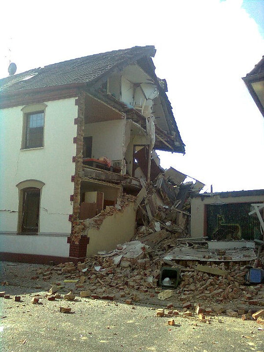 Oberhausen: Ob das Gebäude in Folge einer Gasexplosion eingestürzt ist, müssen die Ermittlungen der Polizei klären. Foto: Polizei