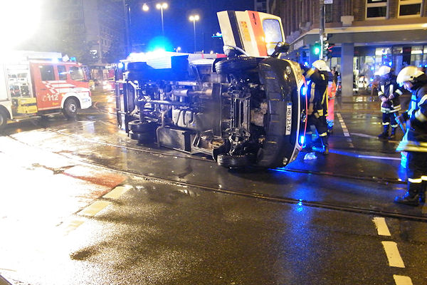 Unfall mit Rettungswagen in Bremen: Der RTW ist nach der Kollision umgestürzt. Foto: VOX