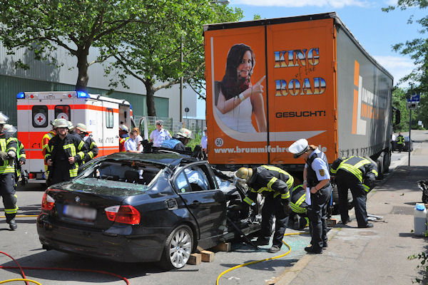 Schwerer Unfall in Stuttgart-Hedelfingen: Ein BMW-Fahrer ist mit seinem Fahrzeug gegen einen geparkten Sattelauflieger geprallt. Foto: Andreas Rosar