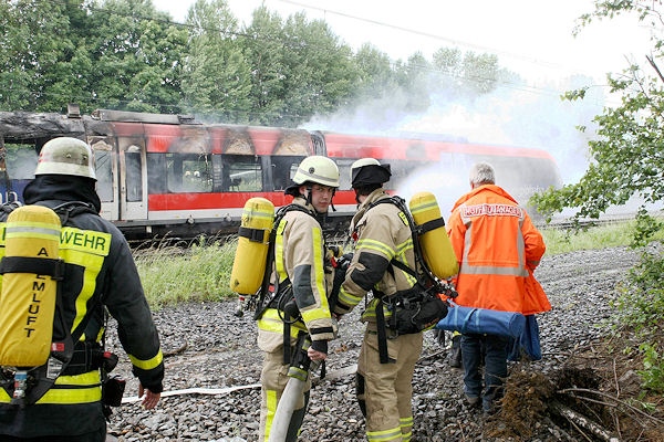 Aachen: ein Zug brennt nahe des Stadtteils Eilendorf. Zwei Fahrgäste erlitten leichte Rauchvergiftungen. Foto: Ralf Roeger