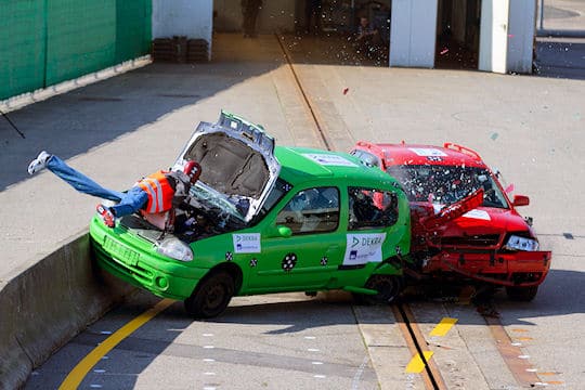 Crashtest: Ein Unfall in einer Autobahn-Baustelle wird simuliert. Foto: obs/AXA Konzern AG