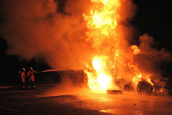 Einsatz einer Feuerwehr in Niedersachsen: auf der A 7 bei Ramelsloh (Kreis Harburg) brennt ein Lkw. Archivfoto: Köhlbrandt/Feuerwehr