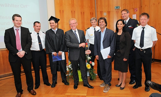 Von links: Tobias Dyrks („Landmarke“-Projekt), Hans-Willi Kehr (BF Köln), Dr. Leonardo Ramírez („Landmarke“-Projekt), Hans-Werner Bieler (Deutsche Bank), Dr. Volker Ruster (BF Köln), Prof. Dr. Volker Wulf (Uni Siegen), Dipl.-Betriebswirtin Sibel Sagdic (Initiative „365 Orte im Land der Ideen“), Berthold Penkert (IdF NRW), Thomas Dziggel (BF Köln) anlässlich der Preisverleihung.