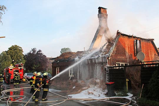 Bei diesem Brand in Hamburg-Moorburg entdeckte die Feuerwehr den erschossenen Hausbesitzer. Foto: Matthias Köhlbrandt