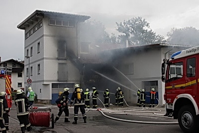 Eine Gebäude eines ehemaligen Sägewerks brennt in Surheim. Foto: BRK, Kreisverband Berchtesgadener Land