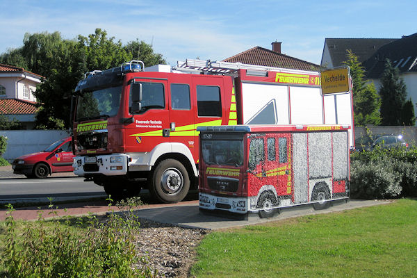 Feuerwehr Vechelde: Ein Trafohäuschen hat sich in ein HLF 20/16 der Wehr verwandelt. Direkt daneben steht das Vorbild Fahrzeug der FF Vechelde. Foto: Goebel/Feuerwehr