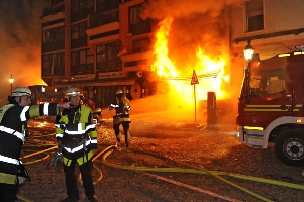 Nach der Sprengung einer amerikanischen Fliegerbombe steht im Münchener Stadtteil Schwabing ein Geschäftshaus in Flammen. Die Feuerwehr muss zahlreiche weitere Folgebrände ablöschen. (Foto: Feuerwehr München)
