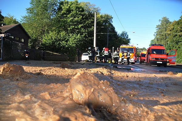 Nach einem Wasserrohrbruch in Stuttgart fließen braune Wassermassen über eine Straße. Foto: Andreas Rosar