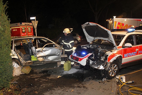 Unfall mit Notarzt-Einsatzfahrzeug in Göttingen: sechs Menschen erlitten Verletzungen. Foto: Stefan Rampfel