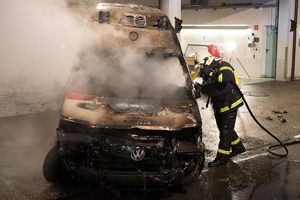 Ein Rettungswagen brennt: Die Feuerwehr Enns löscht den Brand. Foto: foto-kerschi.at/Kerschbaummayr