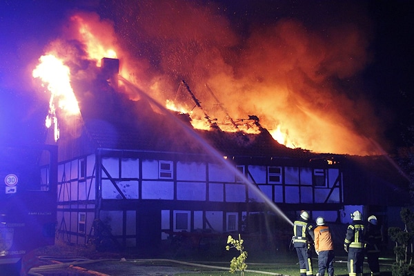 Brand in Lenglern bei Bovenden (Kreis Göttingen): Das Feuer zerstörte ein historisches Wohnhaus. Foto: Stefan Rampfel